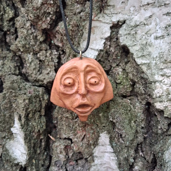 Zadziwienie - Ręcznie rzeźbiona drewniana zawieszka / Wonder - Hand-carved wooden pendant